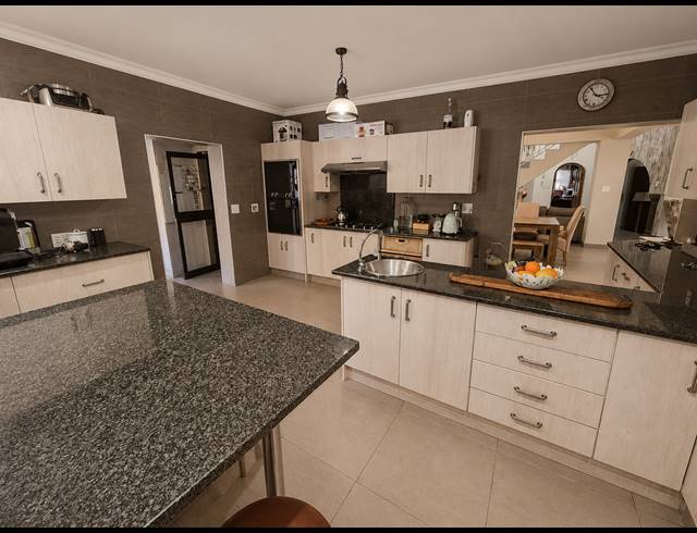 8 BEDROOM HOUSE FOR SALE IN MANTEVREDE
